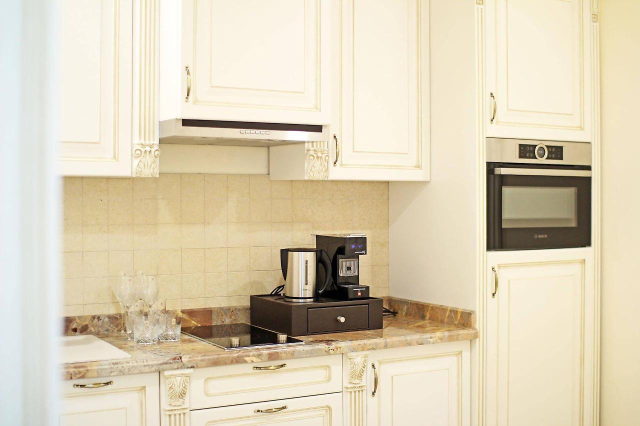 Orion Hotel Biskek Kültér fotó A coffee machine in a kitchen