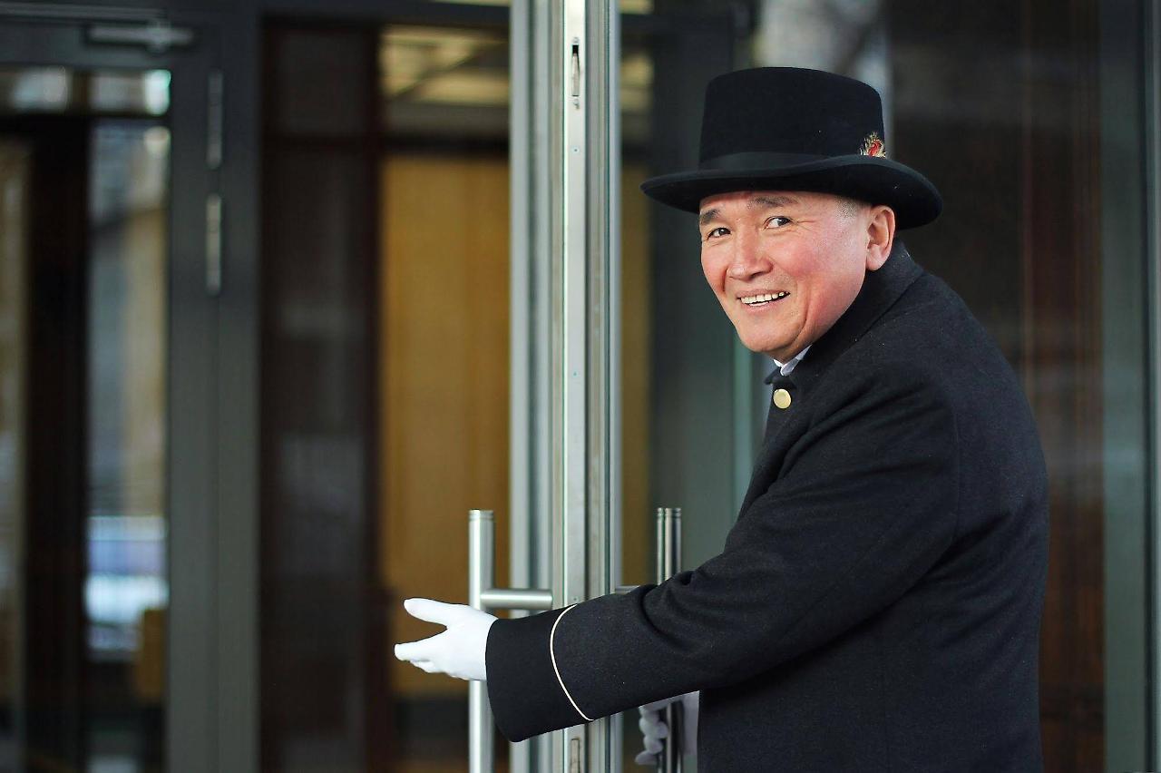 Orion Hotel Biskek Kültér fotó A doorman at the entrance of a hotel