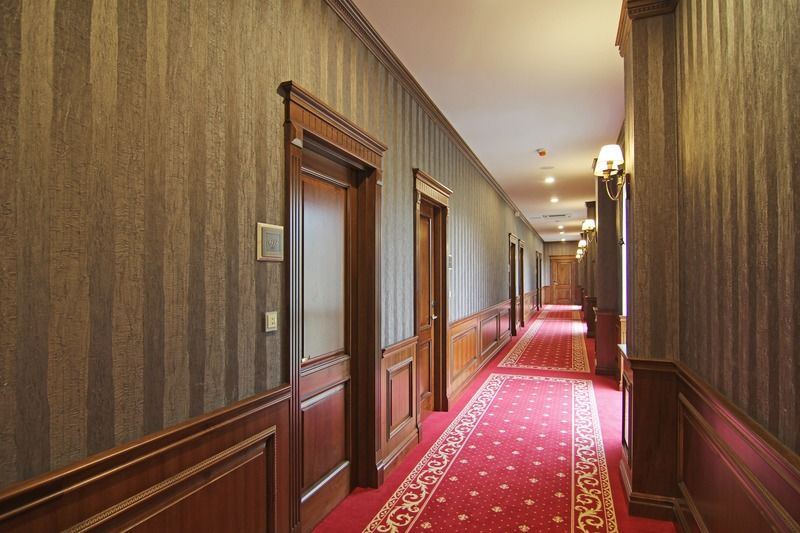 Orion Hotel Biskek Kültér fotó A corridor in a hotel