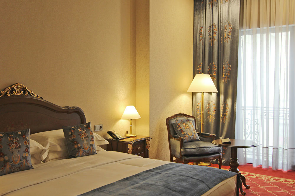 Orion Hotel Biskek Kültér fotó A room at the hotel