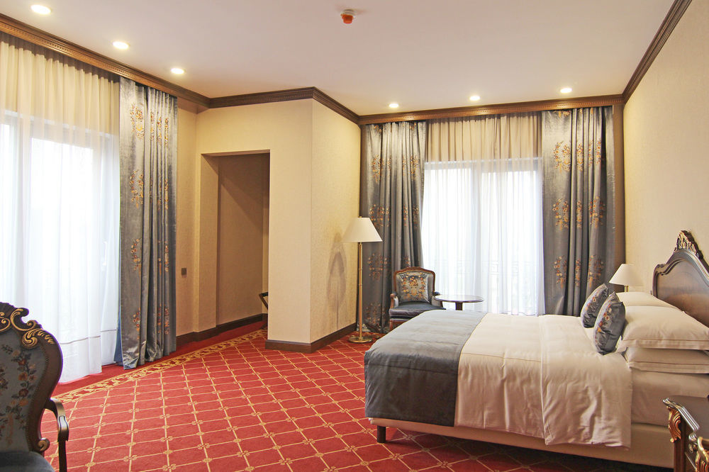 Orion Hotel Biskek Kültér fotó A bedroom at the hotel