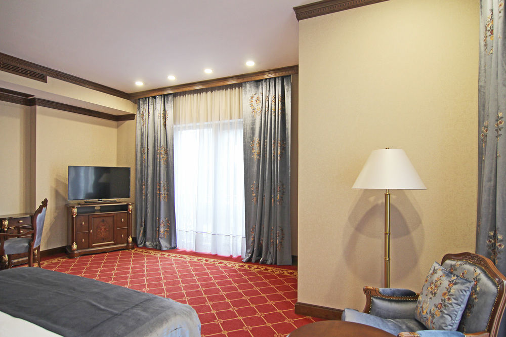 Orion Hotel Biskek Kültér fotó A room at the hotel