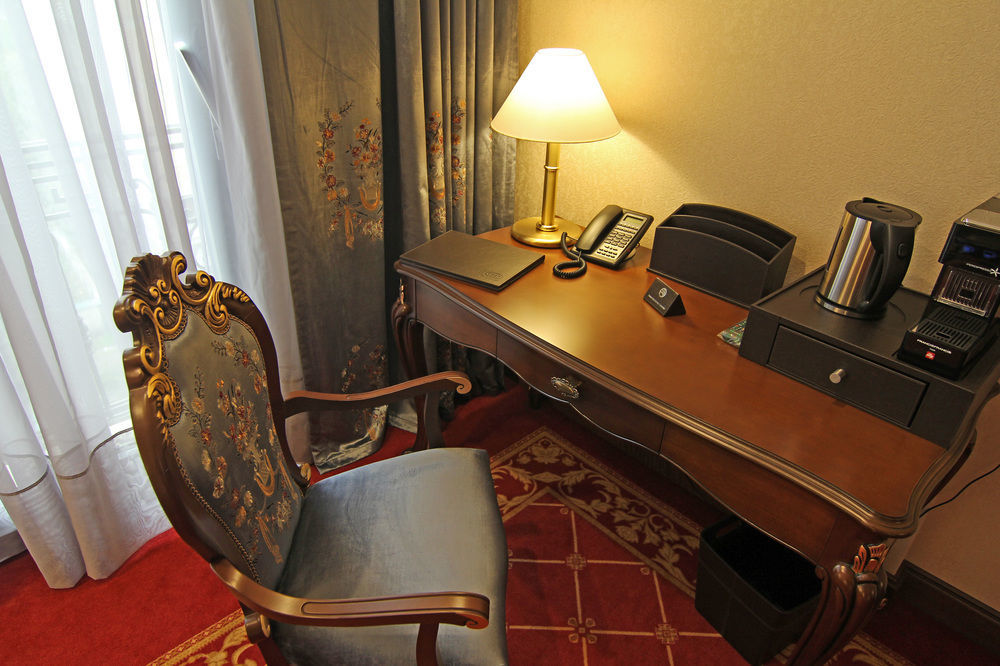 Orion Hotel Biskek Kültér fotó A writing desk in a hotel room