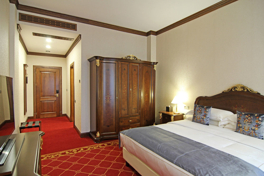 Orion Hotel Biskek Kültér fotó A room at the Grand Hotel