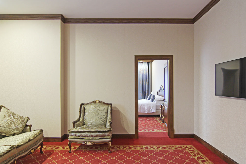 Orion Hotel Biskek Kültér fotó A suite at the hotel