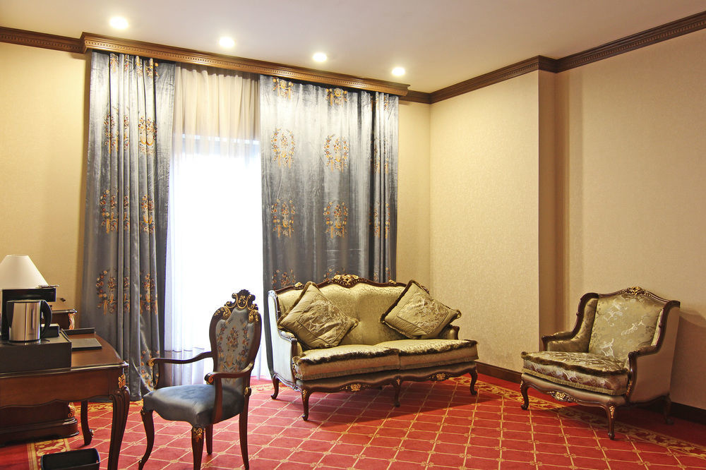 Orion Hotel Biskek Kültér fotó A suite at the hotel