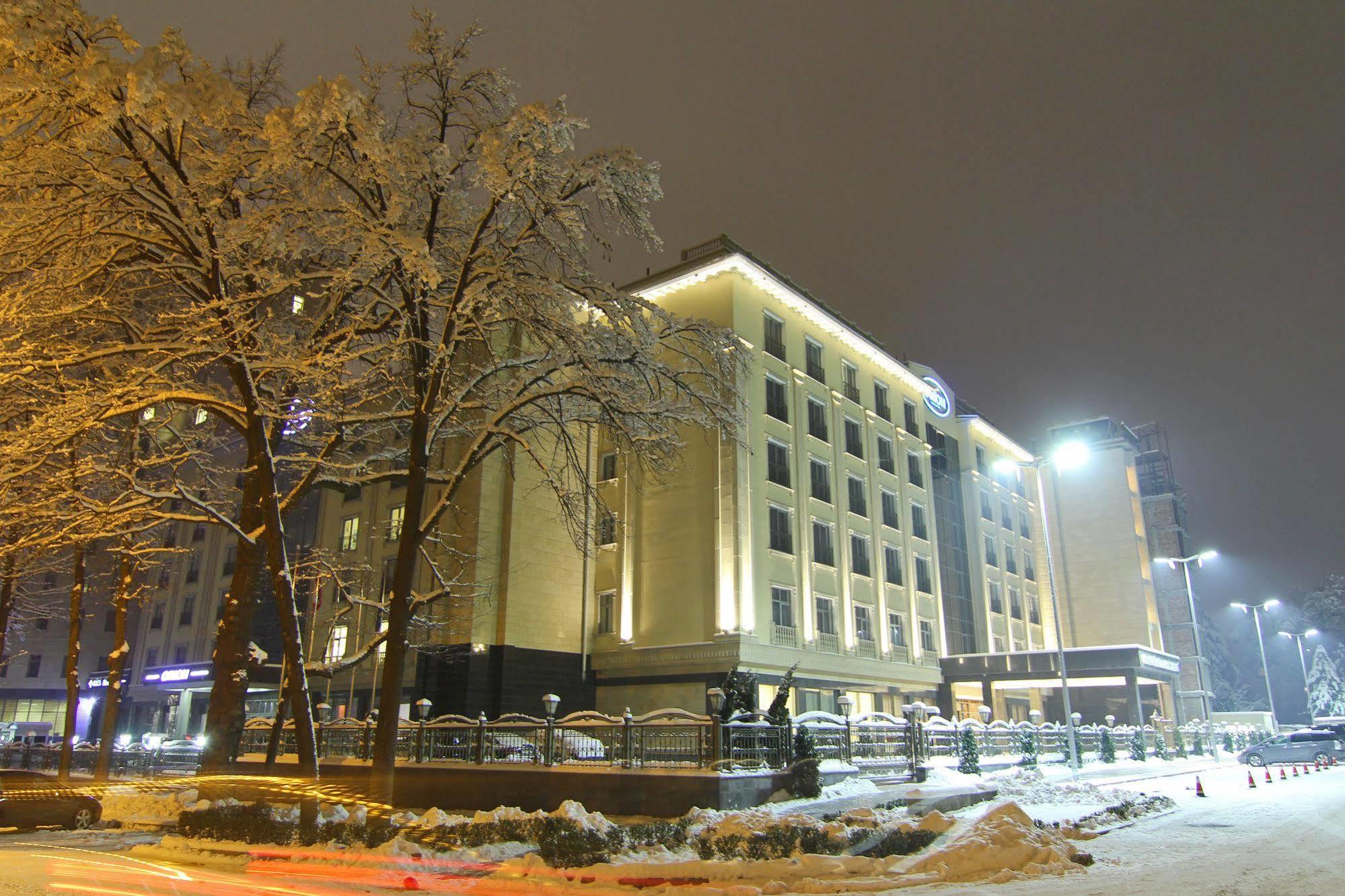 Orion Hotel Biskek Kültér fotó Hilton Prague