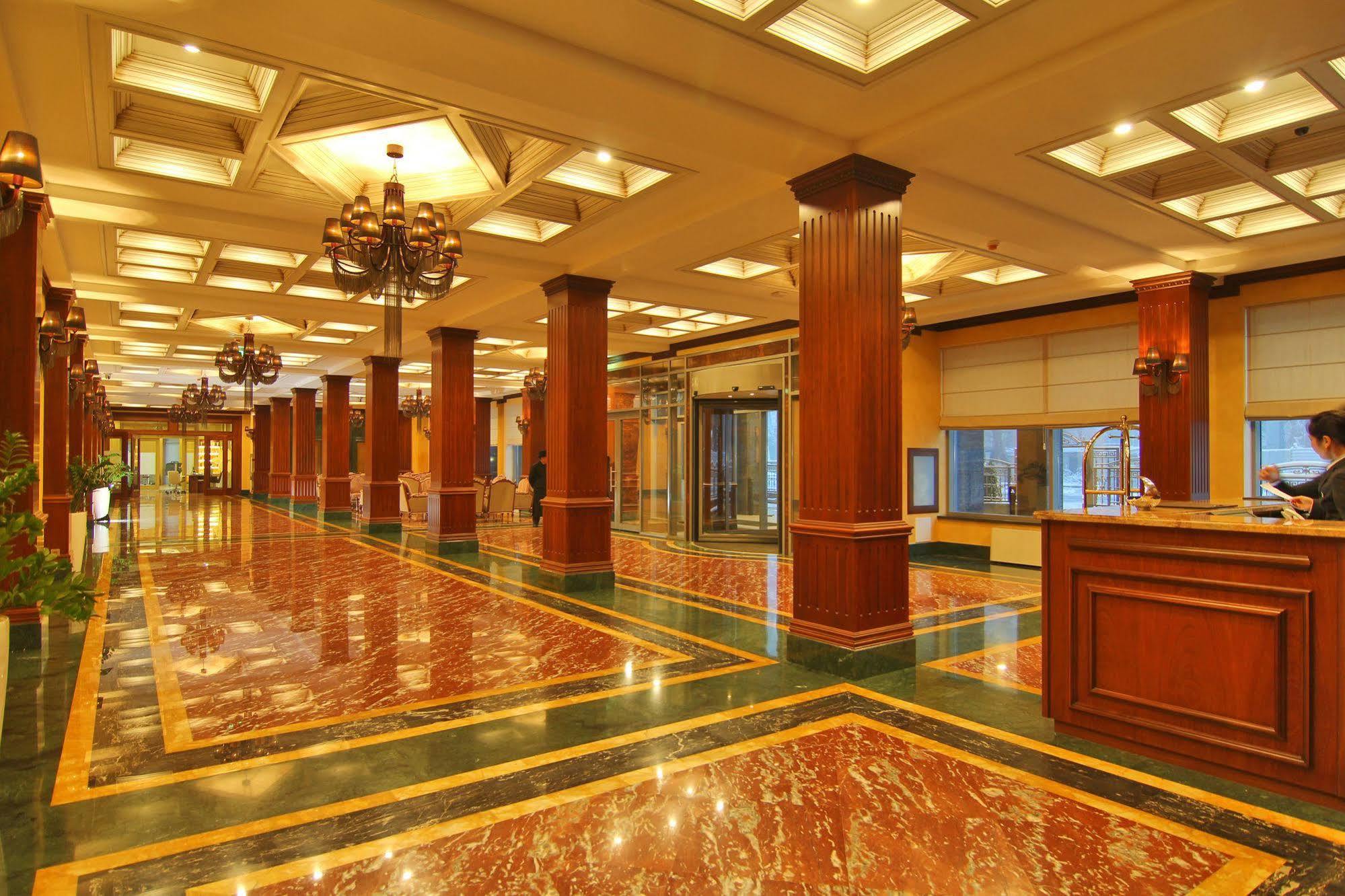 Orion Hotel Biskek Kültér fotó Lobby