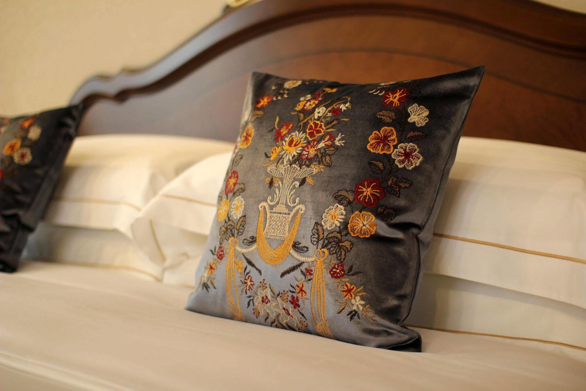 Orion Hotel Biskek Kültér fotó A cushion
