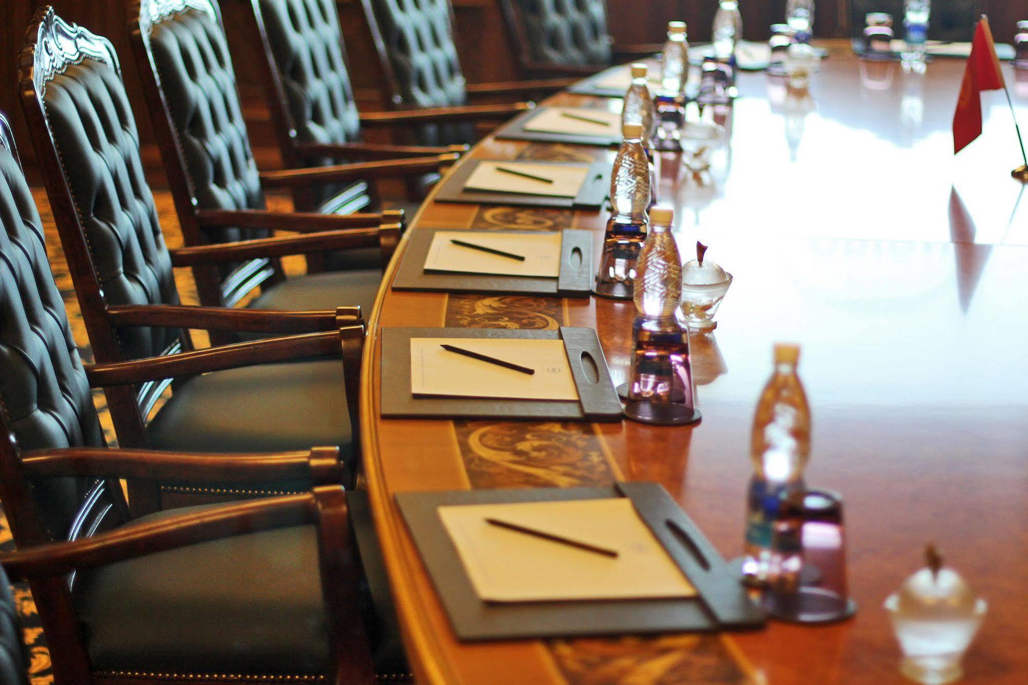 Orion Hotel Biskek Kültér fotó The table at the White House Cabinet Room